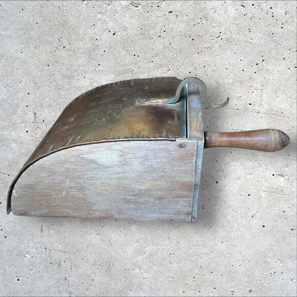 Vintage copper/wood ash & coal scuttle. Copper lid has large hammered imprints. - Picture 2 of 8